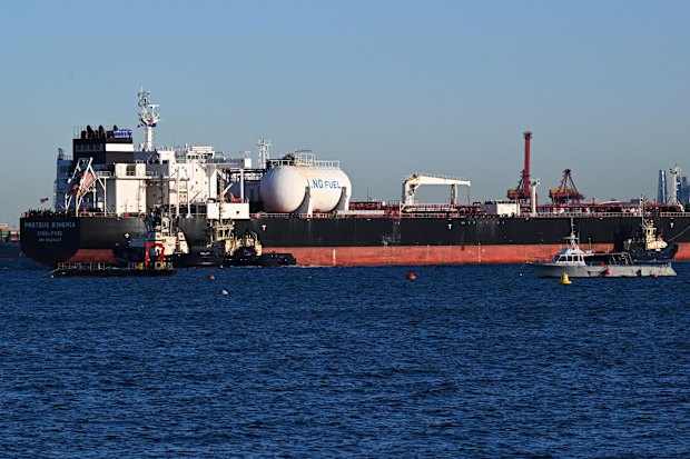 O petroleiro Proteus Bohemia, contendo combustível da Rússia, desloca-se de Port Botany para Kurnell na terça-feira.