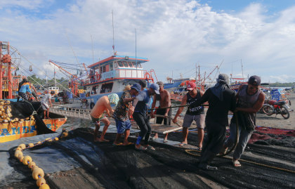 Fishermen unload a trawler in Masinloc.