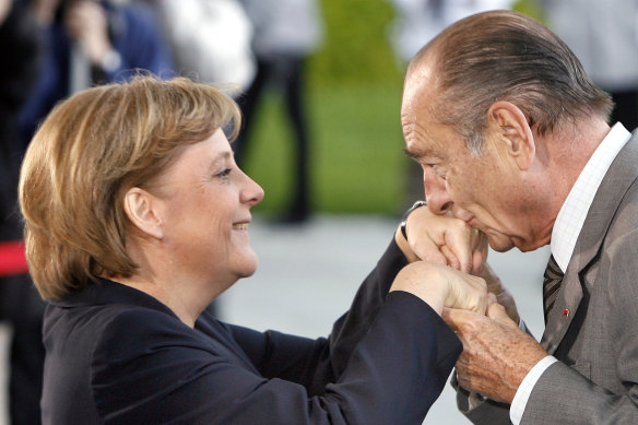 Jacques Chirac greets Angela Merkel in 2007.