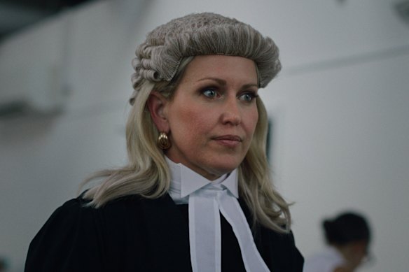 A advogada de direitos humanos Jennifer Robinson no tribunal em uma cena do documentário australiano Silenced, que estreou em Sundance em janeiro de 2026. 