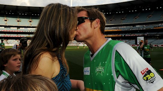 Warne y Liz Hurley en el MCG.