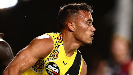 Sydney Stack is chased by Anthony McDonald-Tipungwuti.