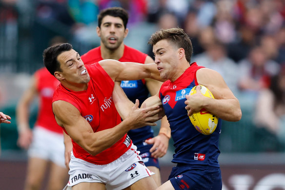 Essendon put enormous pressure on Melbourne 