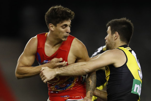 Trent Cotchin grapples with Sean Lemmens.