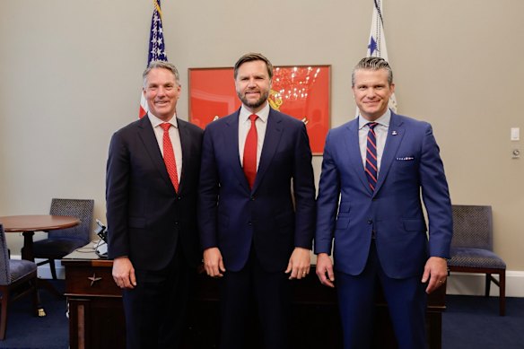 Richard Marles se reúne com JD Vance e Pete Hegseth (à direita) em Washington.