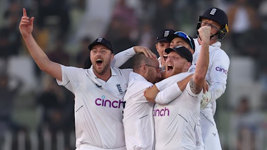 England celebrate a remarkable Test victory after the last Pakistan wicket falls. 