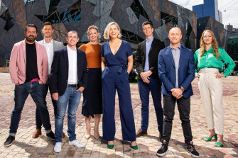 Das Team der Tour de France und der Tour de Femmes 2022 von SBS (von links): Christophe Mallet, Marc Renshaw, Simone Gerans, Kate Bates, Dr. Brady O'Donnell, Matthew Keenan, David Mackenzie und Gracie Elvin. 