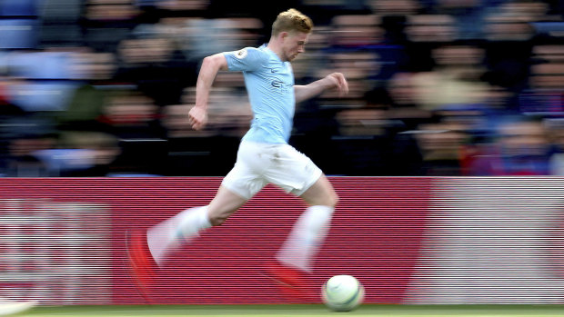 Manchester City's Kevin de Bruyne runs the ball against Crystal Palace.