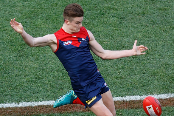 Bayley Fritsch kicks for goal.