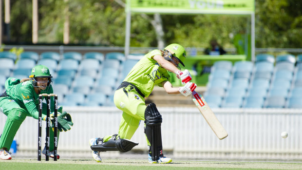 Phoebe Litchfield drives straight down the ground against the Melbourne Stars. 