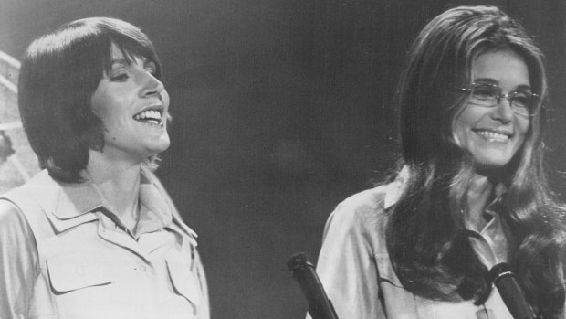 Helen Reddy with journalist and activist Gloria Steinem on the "Helen Reddy Show" in 1973.