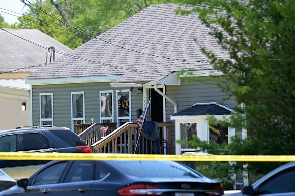 Il nastro della polizia circonda una casa a Shreveport, in Louisiana, che è uno dei luoghi legati a una sparatoria di massa che ha provocato la morte di otto bambini.