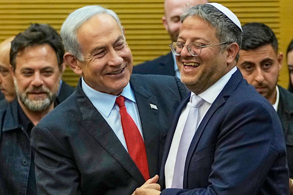 Ben-Gvir ao lado do primeiro-ministro Benjamin Netanyahu no parlamento israelense em março de 2023.