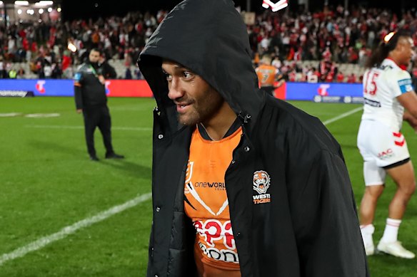O capitão do Wests Tigers, Api Koroisau, jogará novamente nesta temporada.