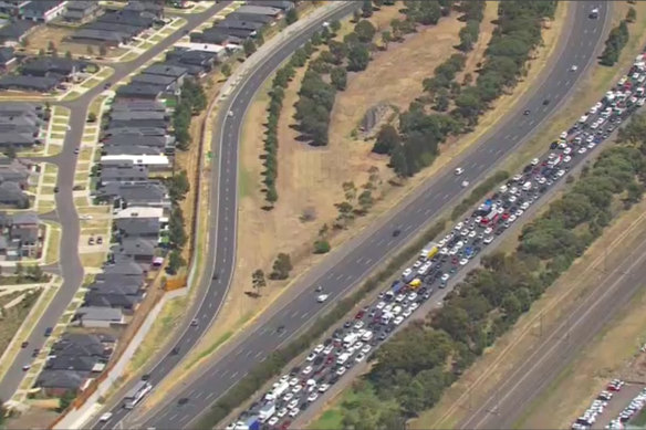 All inbound lanes of the Princes Freeway were blocked due to the crash near Hoppers Crossing.