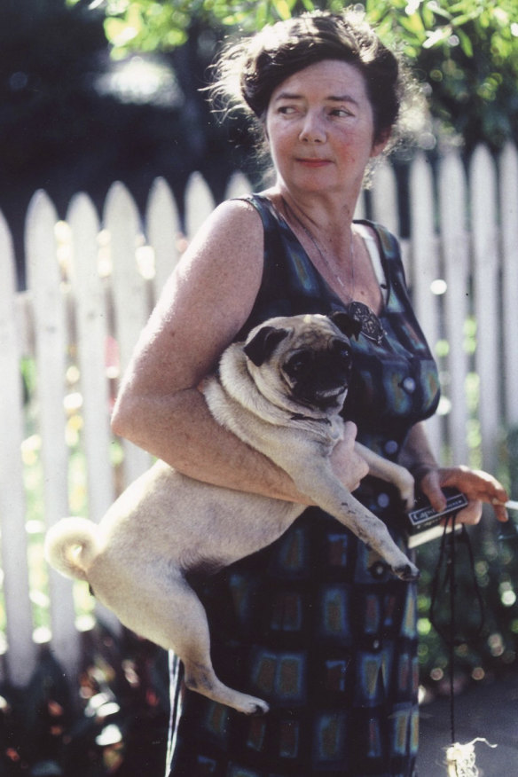 Margaret Olley and her pug Bonnie Sue at Farndon in 1970.