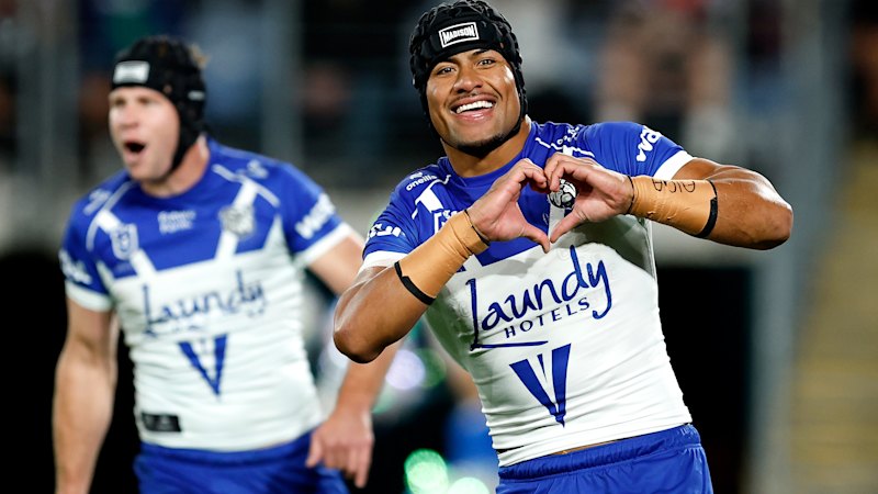 Bulldogs close gap on top eight after upsetting Warriors