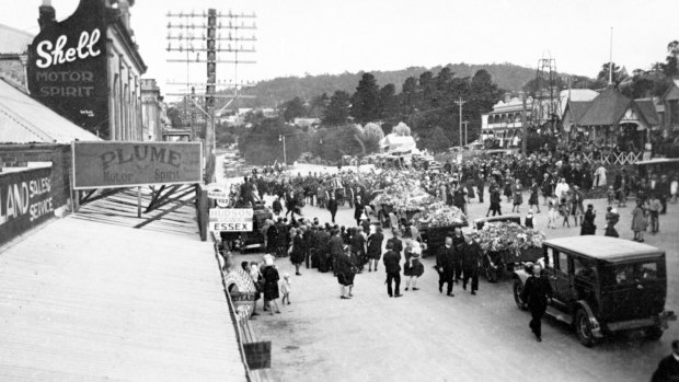The crowd mills around as Melba’s coffin is transferred to the horse-drawn gun carriage for the final leg of the journey to Lilydale Cemetery. 