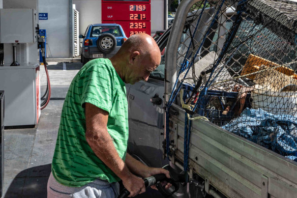 Robsobson Siquiera fills his car with petrol at the Ampol petrol station in North Bondi.