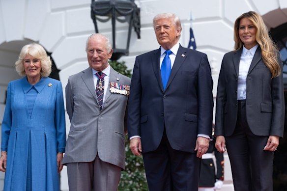 La regina Camilla, il re Carlo, il presidente Donald Trump e la first lady Melania Trump posano per le foto dei media al termine della visita di Stato.