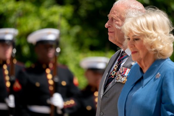 Charles e Camilla rendono omaggio alla Tomba del Milite Ignoto nel Cimitero Nazionale di Arlington, in Virginia.