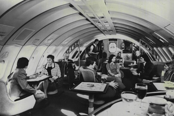 The Captain Cook Lounge – the largest 747 lounge in the world – was one of the main features of the Qantas jumbo jet in the 1970s.