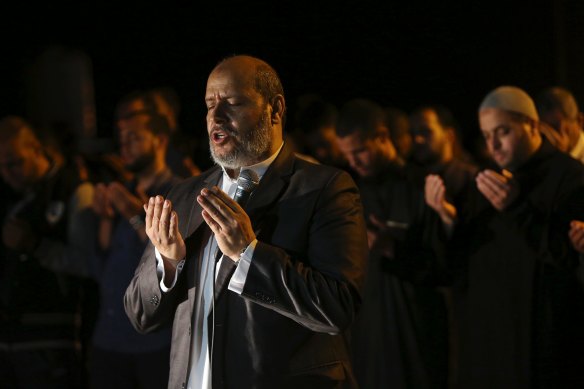 Лидер ХАМАС Халил аль-Хайя возглавляет вечернюю молитву под названием «таравих», посвященную первому кануну священного месяца поста Рамадан, во время акции протеста возле израильской границы в 2018 году.
