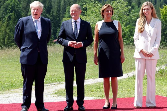 The briefing notes found outside the home of Olaf Scholz, Germany’s chancellor, (center left), and his wife Britta Ernst, included advice on dealing with UK Prime Minister Boris Johnson’s wife Carrie Johnson (right).