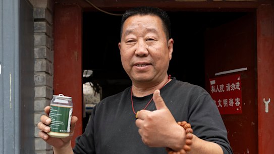 Pan Xianhua con il suo autoproclamato douzhi “dal sapore peggiore” di tutta Pechino. 