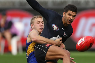 Carltonâ€™s Sam Petrevski-Seton gets caught by West Coastâ€™s Oscar Allen in 2020.