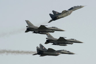 在 2011 年的一次航展上，兩架波蘭空軍 MiG-29 噴氣式飛機在兩架美國製造的 F-16 噴氣式飛機上空飛行。五角大樓表示，從美國基地駕駛波蘭戰機幫助烏克蘭是“站不住腳的”。 