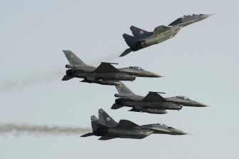 Dwa samoloty MiG-29 Polskich Sił Powietrznych na szczycie dwóch amerykańskich F-16 Polskich Sił Powietrznych na pokazie lotniczym w 2011 roku.  Latanie polskimi samolotami bojowymi z baz amerykańskich na pomoc Ukrainie 
