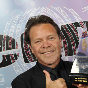 Cassar-Daley with his 2013 Deadly Award for Male Artist of the Year.