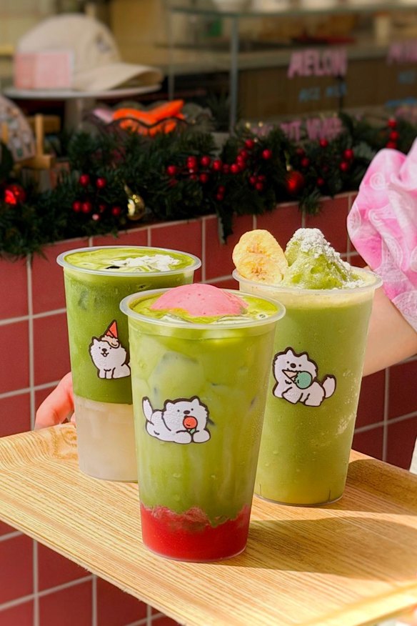 Variações de matcha gelado.