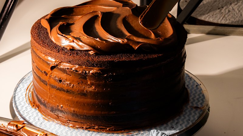 Viral multi-layer cake trend turns slices into 10–24+ layer showpieces