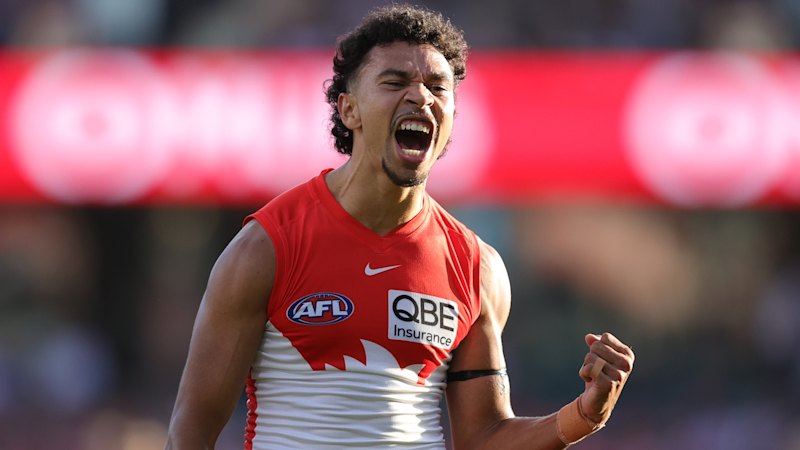 Malcolm Rosas bags seven as Swans defeat Melbourne Demons in front of Sydney Sweeney