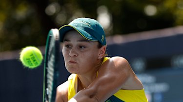 Ash Barty is struggling to work her way into the match.