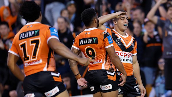 Tallyn Da Silva scores a try against Cronulla.