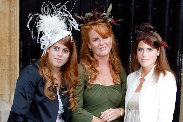 Sarah, duchessa di York (al centro), in una foto d'archivio con le sue figlie, la principessa Beatrice (a sinistra) e la principessa Eugenia.