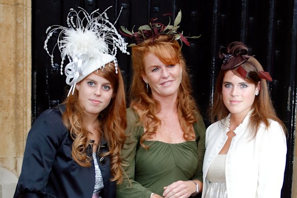 Sarah Ferguson com suas filhas, Princesa Beatrice (à esquerda) e Princesa Eugenie em 2007.