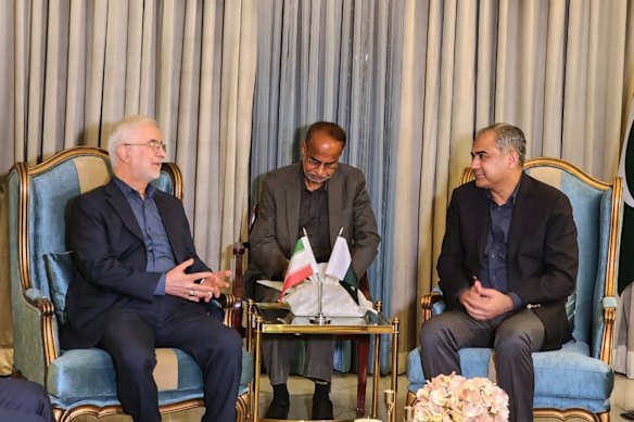 In questa foto pubblicata dal Ministero dell'Interno pakistano, il Ministro dell'Interno iraniano Eskandar Momeni, a sinistra, incontra lunedì il suo omologo pakistano Mohsin Naqvi, a destra, a Rawalpindi, in Pakistan.
