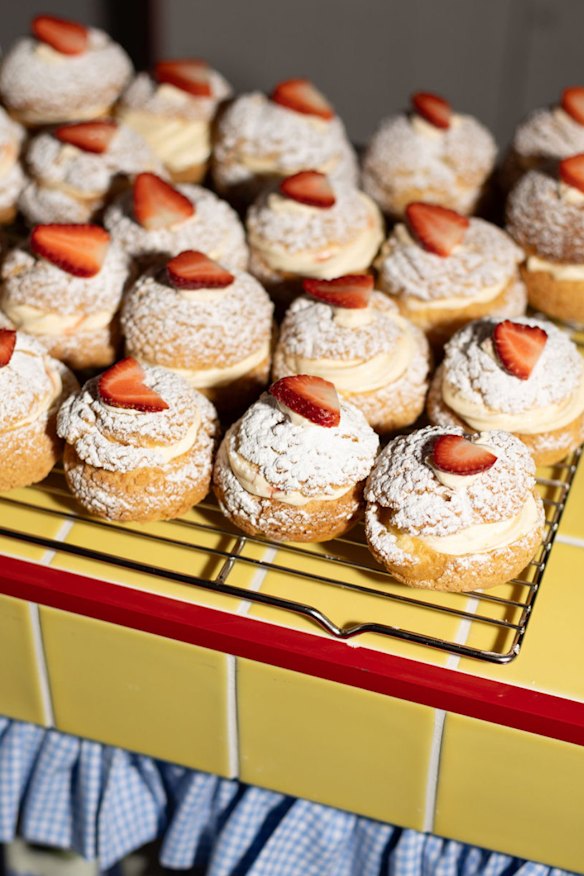 Bollos de hojaldre choux de fresa en Beurre en Canterbury.