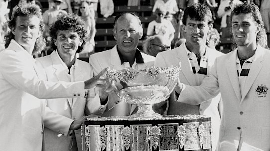Neale Fraser (centre) with Australia’s victorious 1986 Davis Cup team Peter McNamara, Paul McNamee, John Fitzgerald and Pat Cash.