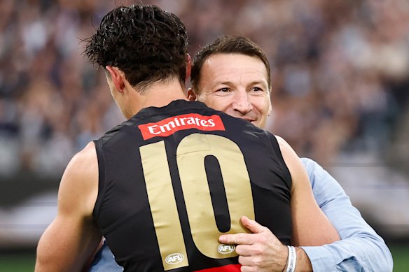 Scott Pendlebury and Brent Harvey embrace right before the Pies superstar overtook “Boomer” for the VFL/AFL games record.