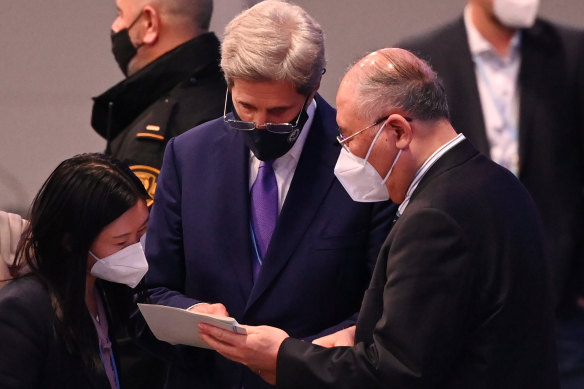 US climate envoy John Kerry in an impromptu negotiation with top Chinese climate official Xie Zhenhua.