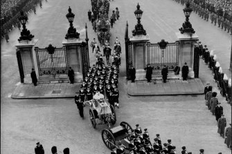 Funeral cortege of King George VI leaves Hyde Park on February 15, 1952