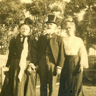 Artist Arthur Streeton's father, Charles, his mother, Mary, and sister Mary (known as May) all lived in Coogee and are buried at Randwick cemetery.