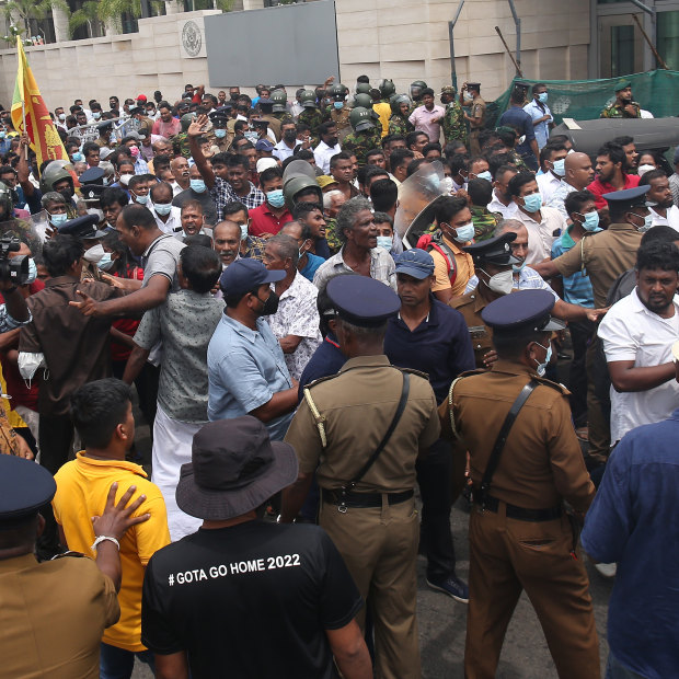 Protesters and pro-government supporters clash in Colombo on 
May 9, resulting in nine deaths. 
