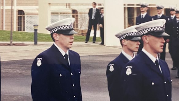 Tim Peck (à esquerda) se forma na Academia de Polícia.