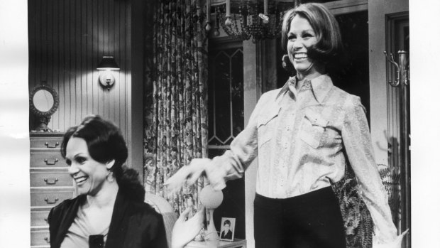 Mary Tyler Moore (R) in the self titled series with co-star Valerie Harper as Mary's neighbour Rhoda, 1970s